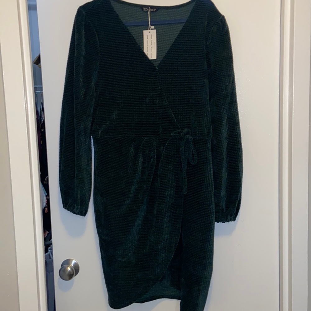 Gorgeous dark green long sleeve patterned dress with tie waist